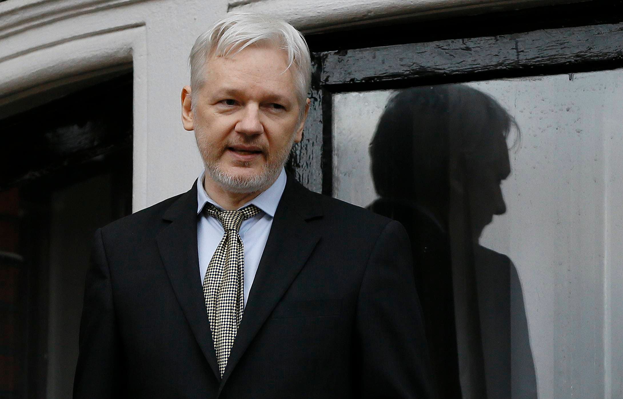 Assange es interrogado en la embajada ecuatoriana en Londres