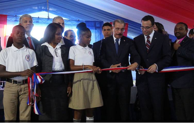 Danilo Medina entrega liceo de 23 aulas en Guanuma