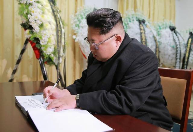 Kim Jong-un firma el libro de condolencias por Fidel Castro en la embajada de Cuba