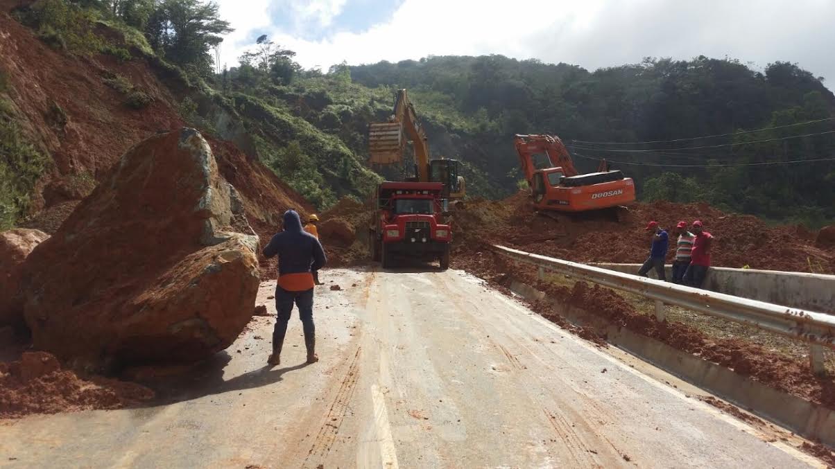 Obras Públicas restablece el paso carretera Piedra Blanca Rancho Arriba