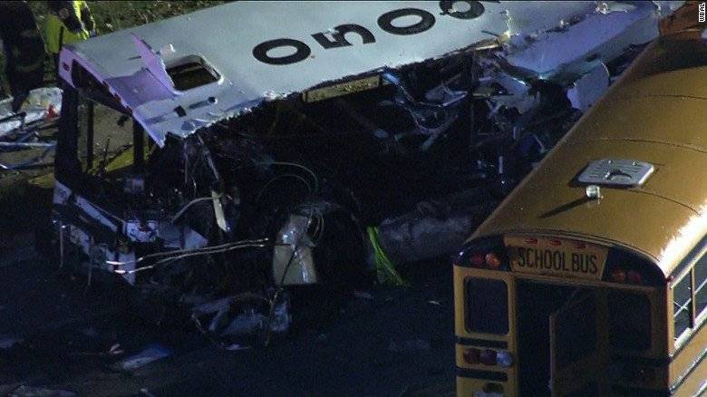 Al menos seis muertos al estrellarse un autobús escolar en Baltimore