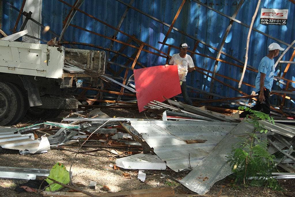 Retiran escombros dejados por la Feria del Libro en la Plaza de la Cultura