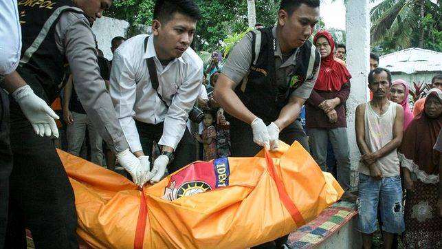 Al menos 21 muertos y 34 desaparecidos en un naufragio en Indonesia