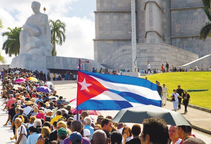 Tristes y desafiantes, los incondicionales de Fidel le despiden en La Habana