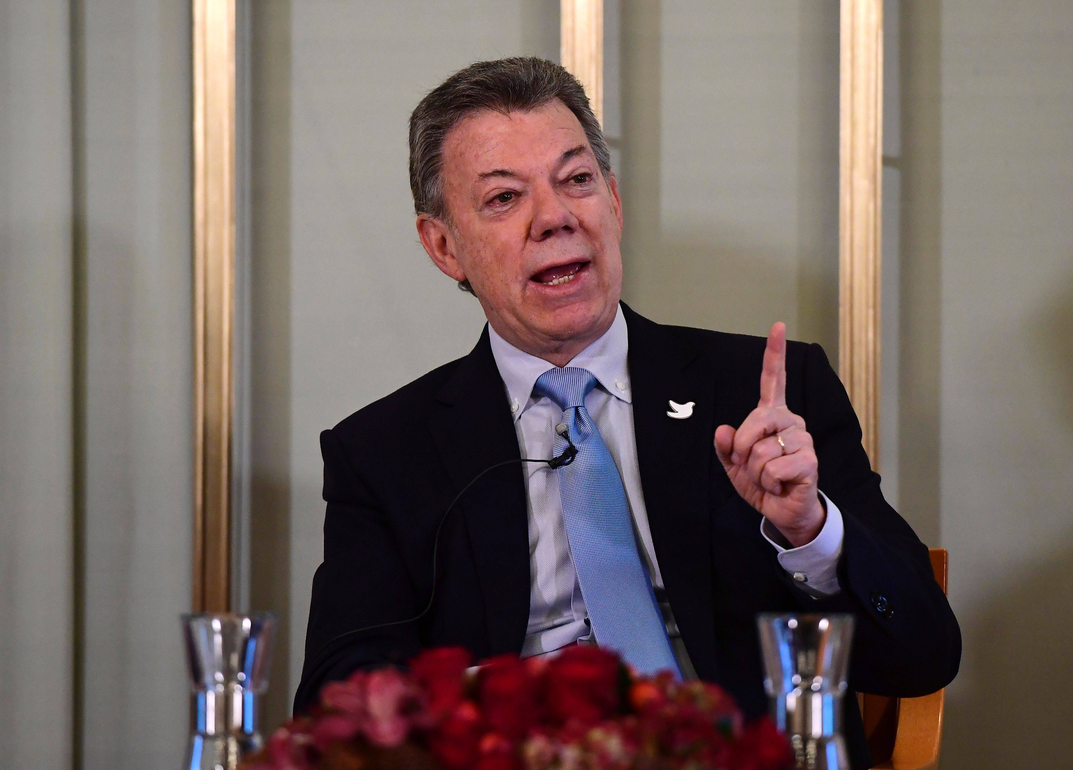 Juan Manuel Santos llega a Oslo a recibir el Nobel sin los rebeldes