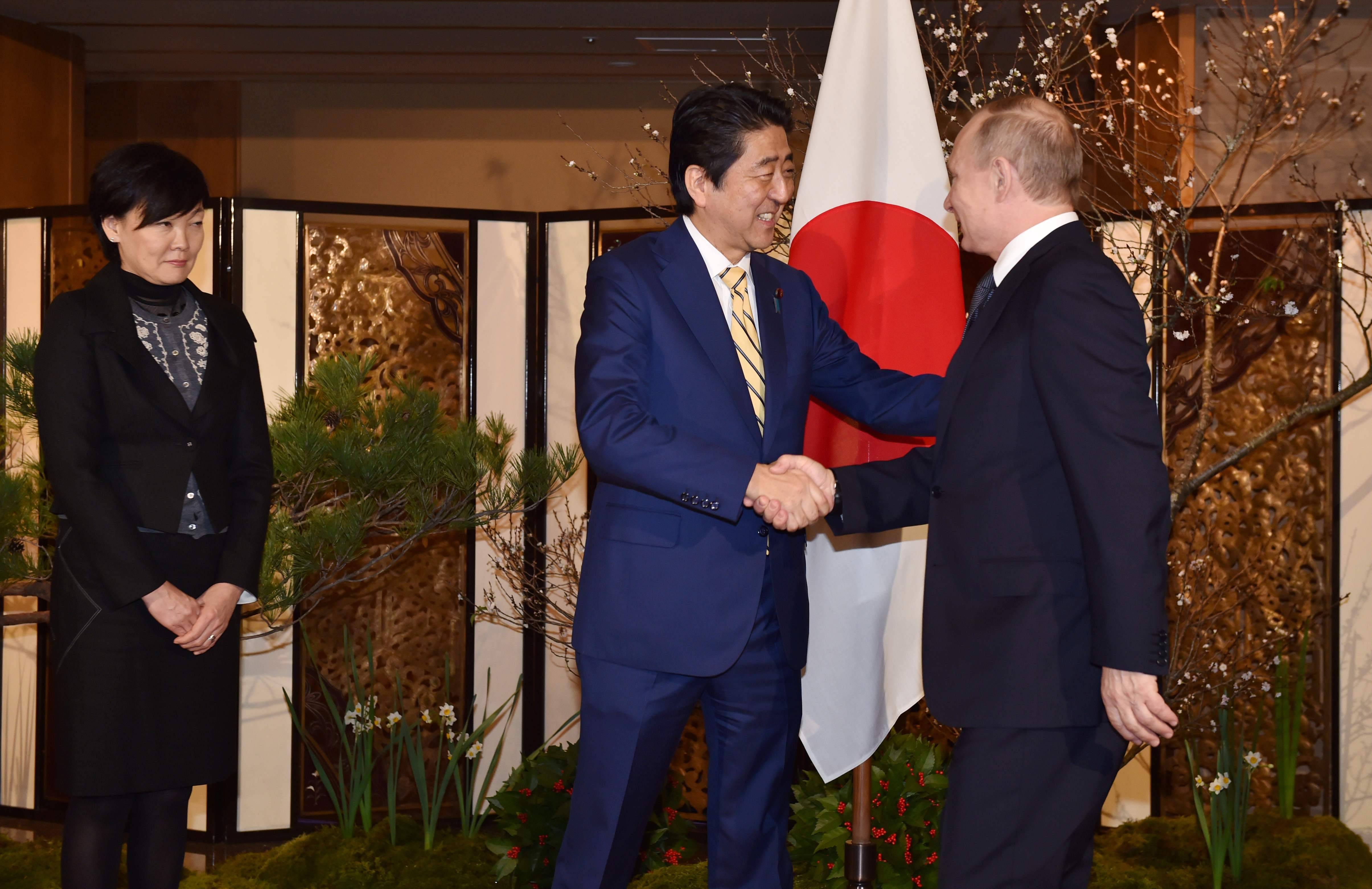 Putin llega a Japón para su cumbre con Abe con casi tres horas de retraso