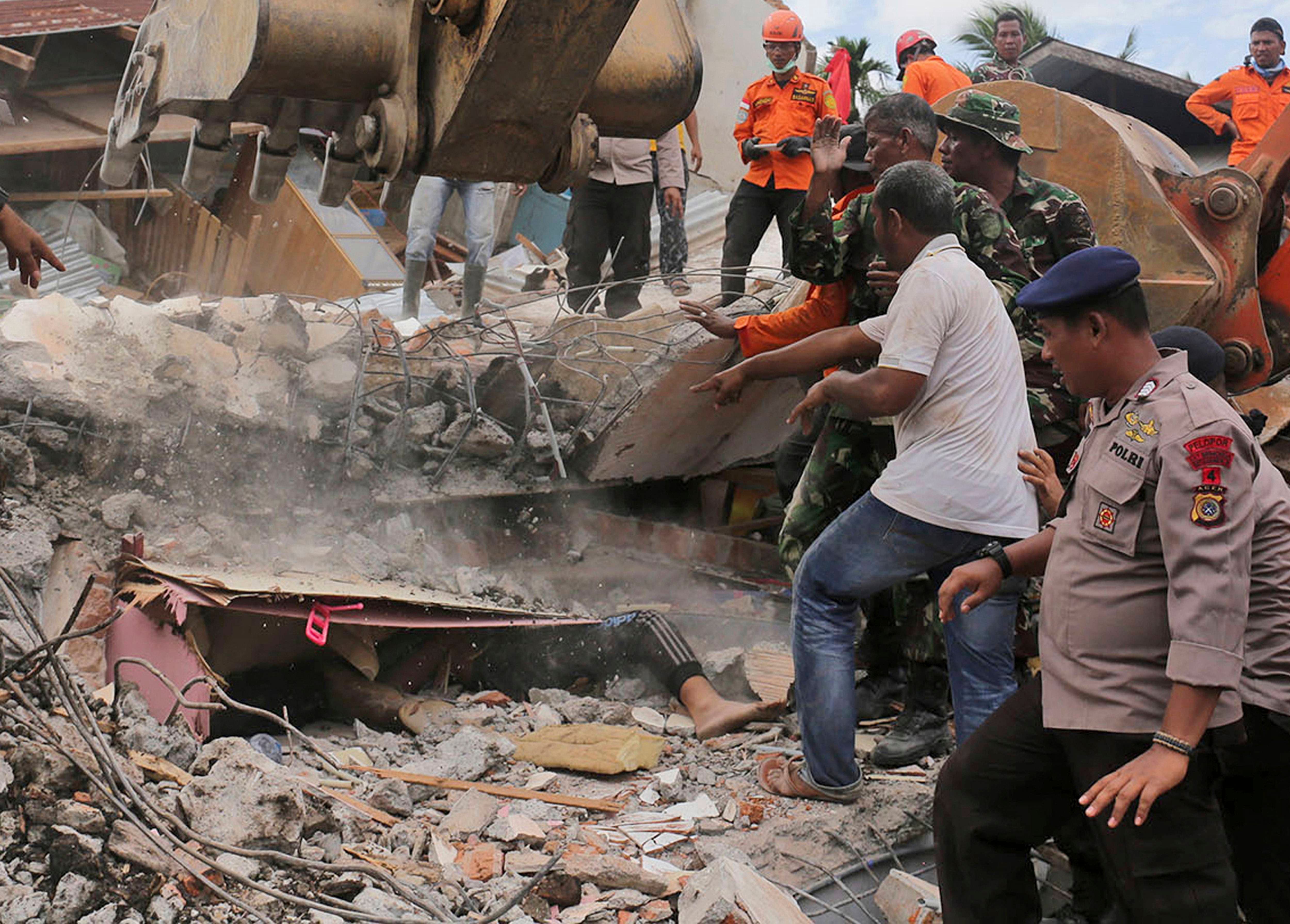Al menos 92 muertos por el seísmo de magnitud 6,5 en Indonesia