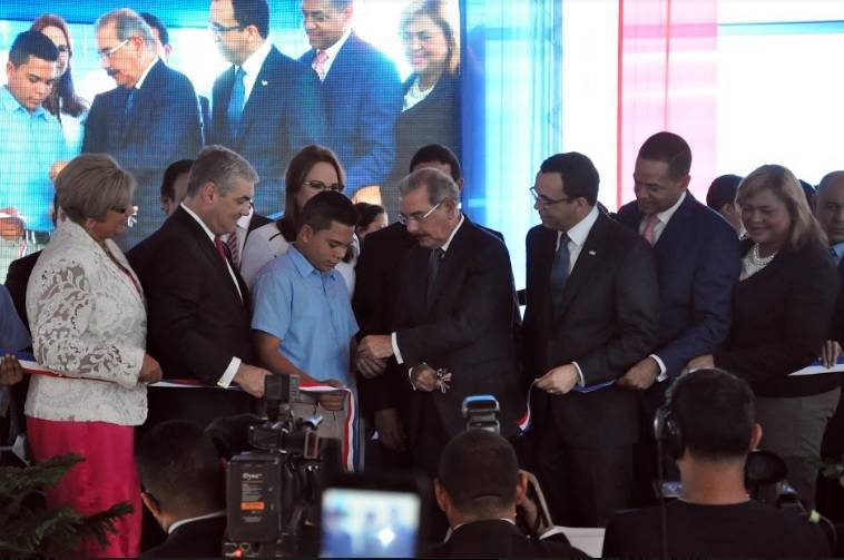 Presidente Medina inaugura dos centros educativos en Santiago