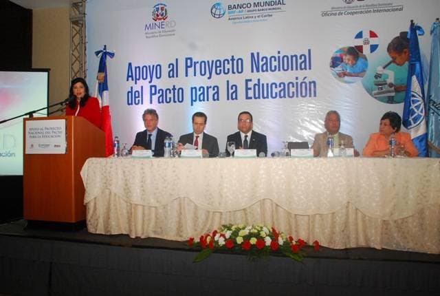 Ministro de Educación, Andrés Navarro, y Directora OCI, Rosa María Kasse (Mery) explican alcance Proyecto Nacional de Apoyo al Pacto para la Educación