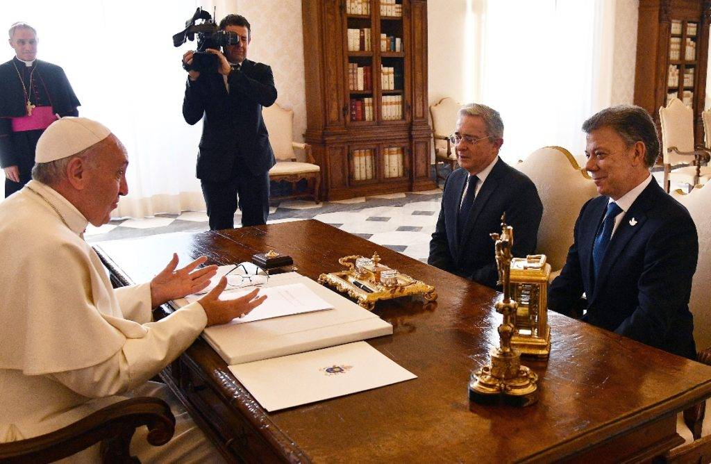 El papa se reúne con Santos y Uribe para mediar tras acuerdo de paz
