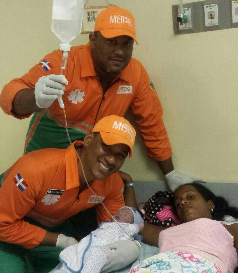 Mujer da a luz en ambulancia de asistencia vial del MOPC