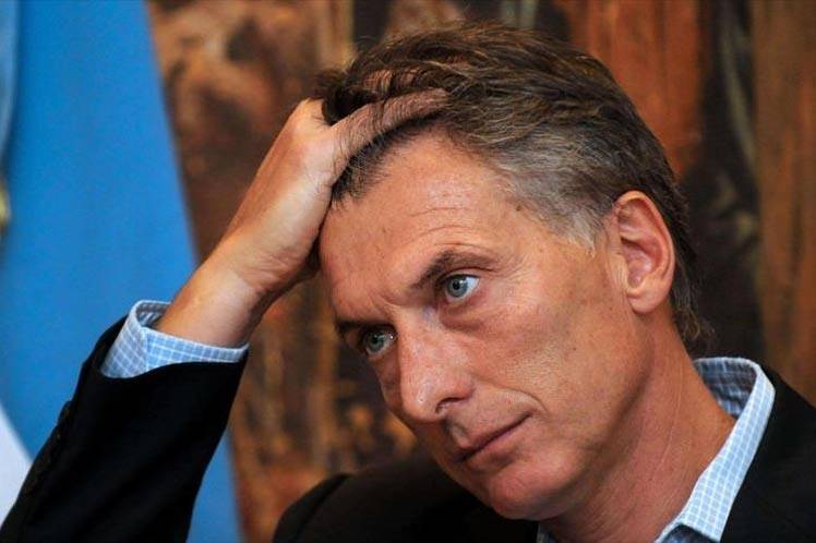 Presidente argentino sale ileso a lanzamiento de piedras contra su vehículo