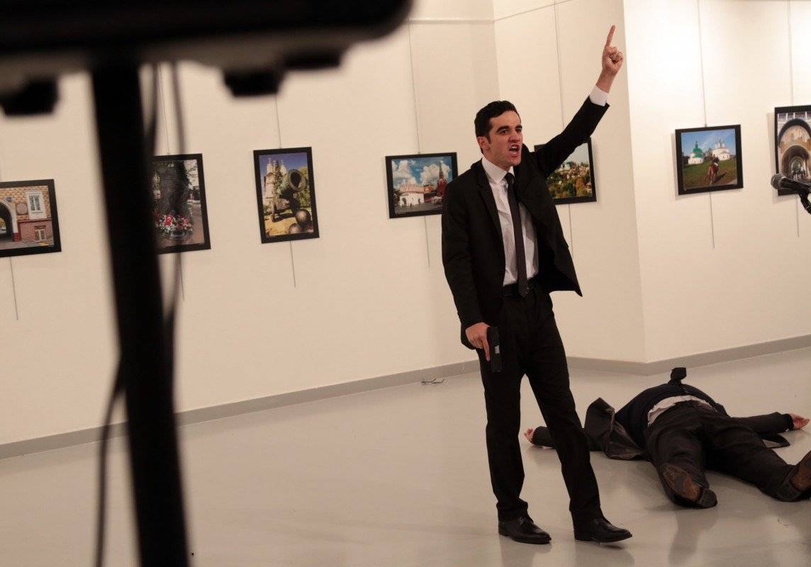 Muere el embajador ruso tiroteado en Ankara