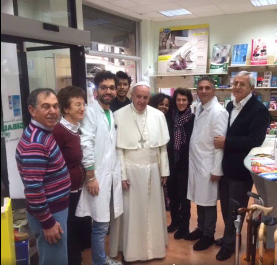 El papa acudió a una tienda de Roma para comprarse unos zapatos ortopédicos