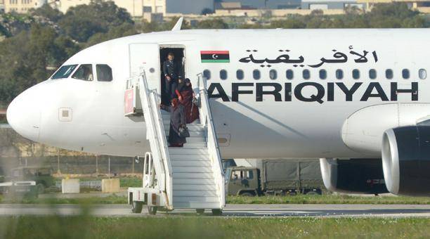 Video: Todos los pasajeros abandonaron el avión libio secuestrado y desviado a Malta