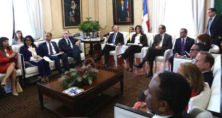 Presidente Medina recibe plan para implementación República Digital