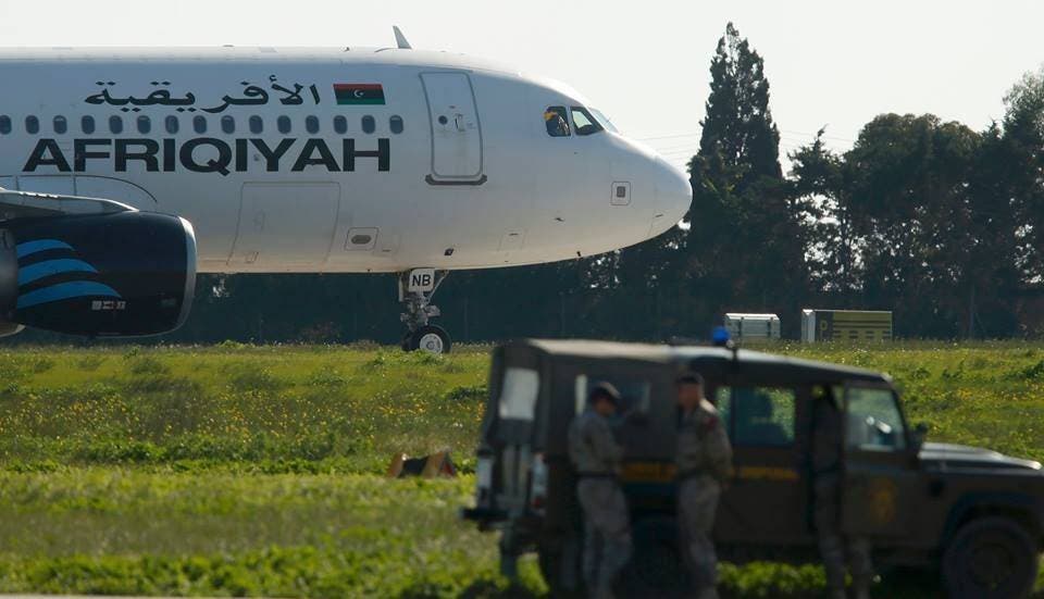 Los secuestradores del avión libio se entregan a la policía en Malta
