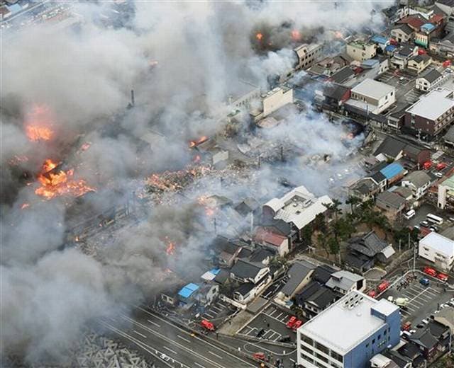 Un gran incendio quema 140 edificios en un pueblo del noroeste de Japón