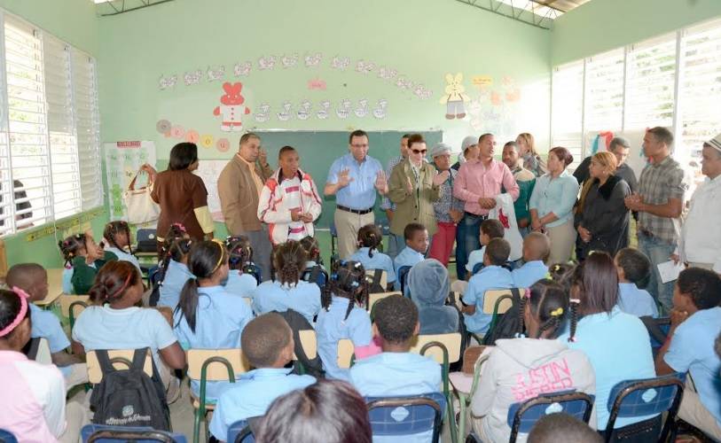 Navarro recorre escuelas de zonas montañosas de Azua