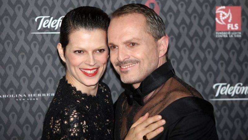 La fallecida modelo y cantante Bimba Bosé en compañía del también artista Miguel  Bosé. Fuente externa.