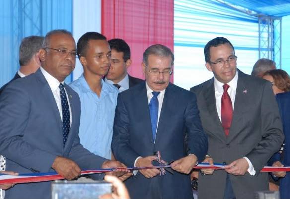 Presidente Medina entrega dos liceos en la provincia Monseñor Nouel