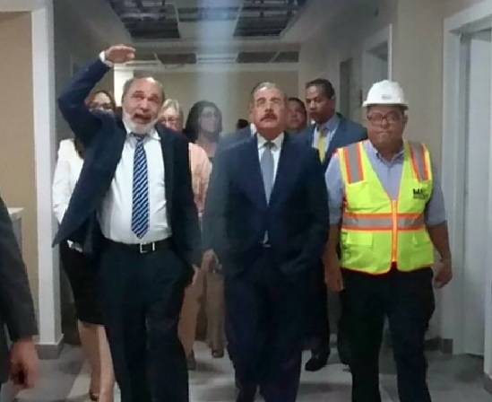 Presidente Medina supervisa reconstrucción hospital Cabral y Báez