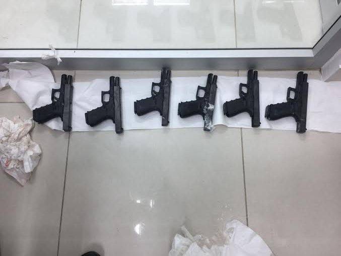 Aduanas incauta seis pistolas Glock introducidas por muelle de Puerto Plata