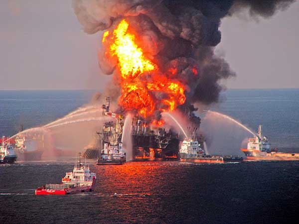 Estalla incendio en plataforma petrolera en Golfo de México