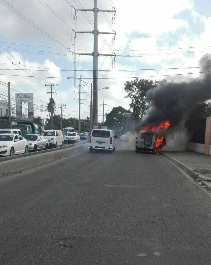 Se incendia vehículo en la avenida República de Colombia