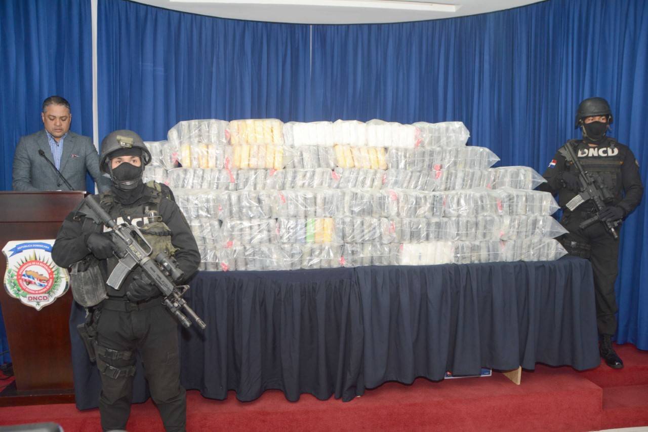 DNCD ocupa 411 paquetes de drogas en una lancha en playa de Montecristi
