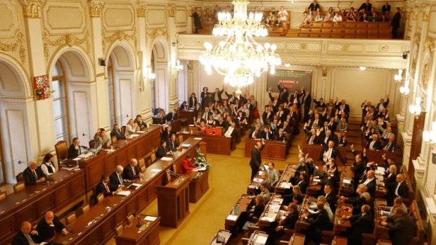 Nueva ley checa prohíbe a los ministros tener medios de comunicación