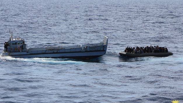 Siete desaparecidos tras volcarse barca con migrantes cerca de Isla Saona