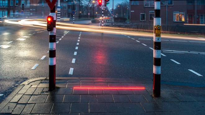 Una ciudad holandesa instala un «semáforo» en el suelo para los adictos al móvil
