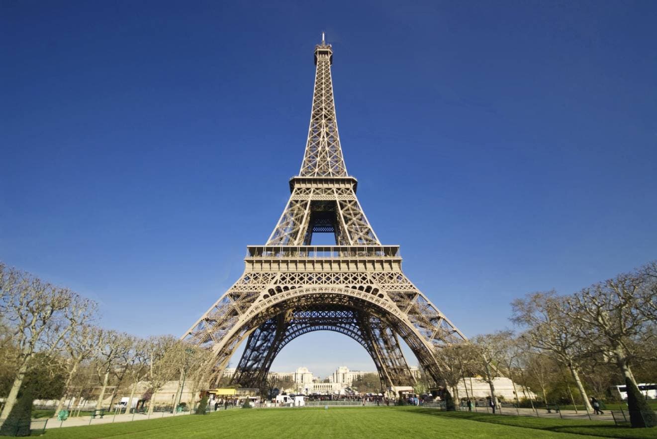 París instalará un muro de cristal antibalas en la Torre Eiffel para reforzar seguridad
