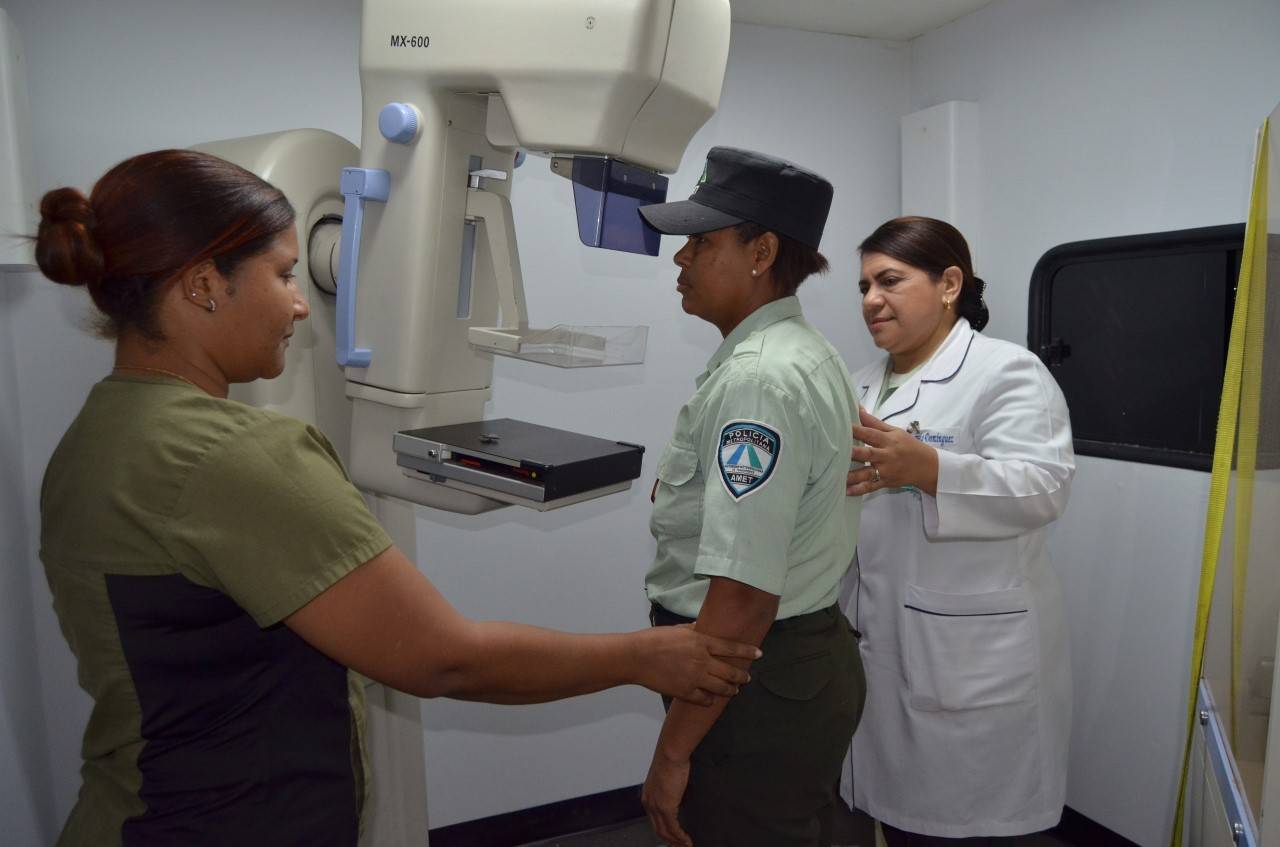 Despacho Primera Dama realiza mamografías a AMET