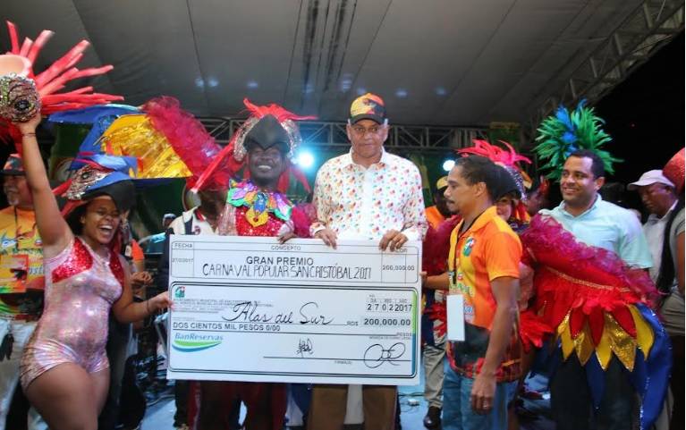 Nelson Guillén entrega más de un millón de pesos a comparsas ganadoras Carnaval 2017
