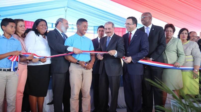 Danilo Medina entrega liceo de 25 aulas en Santo Domingo Este