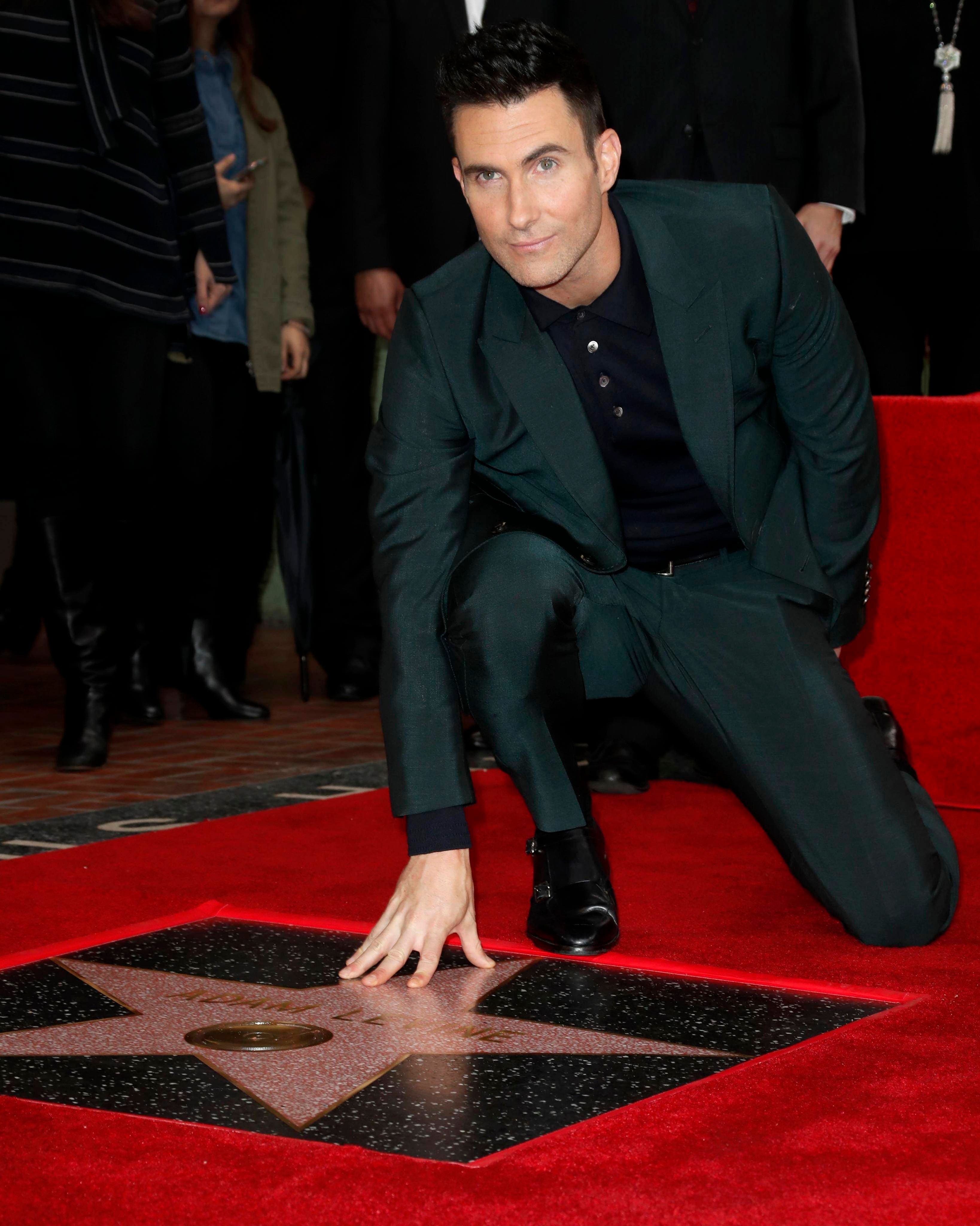 Adam Levine, cantante de Maroon 5, recibe su estrella en el Paseo de la Fama