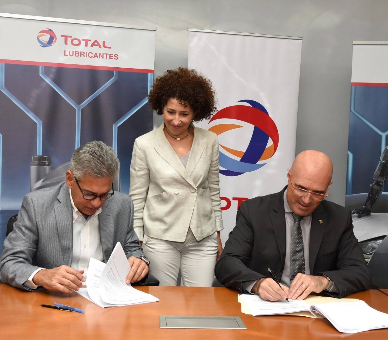 Total Dominicana y grupo Cometa renuevan acuerdo de distribución de lubricantes