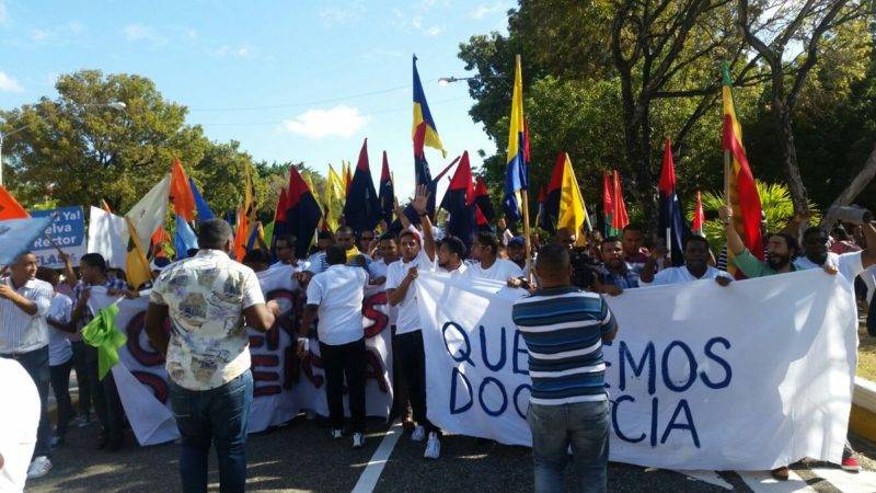 Los estudiantes durante la marcha. Foto: Informativos Teleantillas.