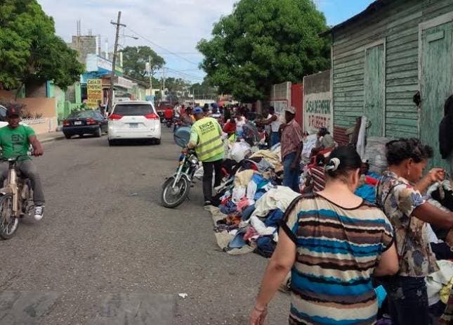 Denuncian vendedores haitianos ocupan calles de Barahona