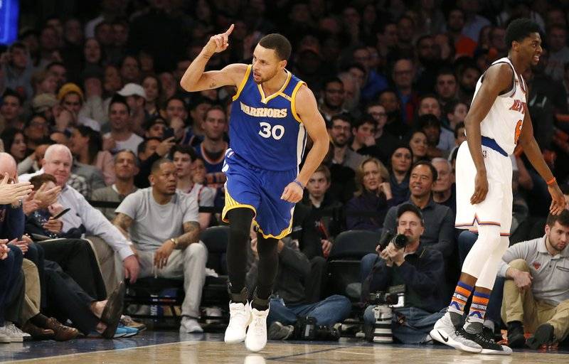 Curry y Warriors salen de mala racha; vencen a Knicks