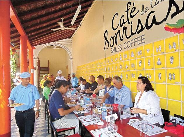 “Café de las Sonrisas”, la primera cafetería atendida por sordos en Nicaragua