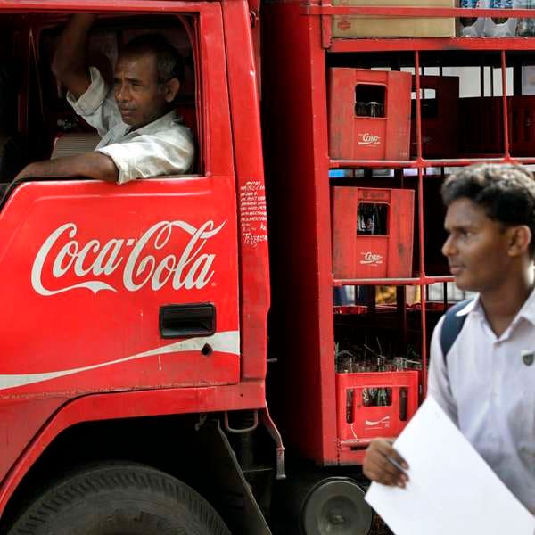 Comerciantes retiran Coca y Pepsi en protesta en India