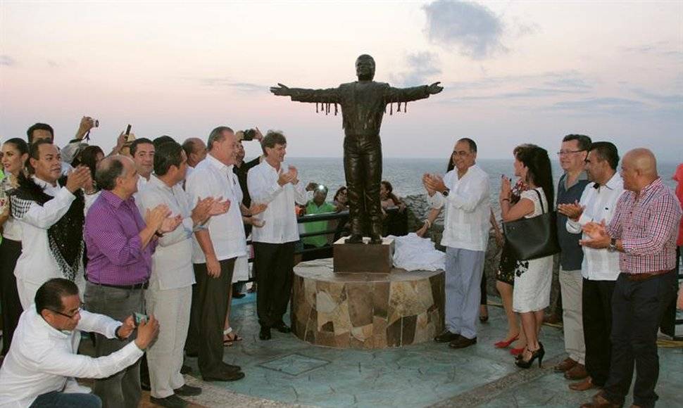Desvelan una estatua de Juan Gabriel en el balneario mexicano de Acapulco