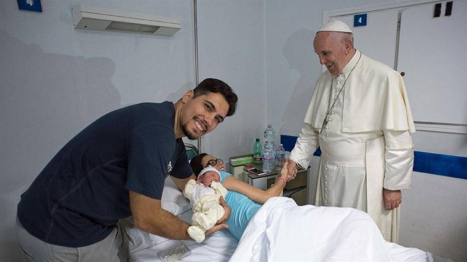 El Papa visita por sorpresa un centro para ciegos en Roma