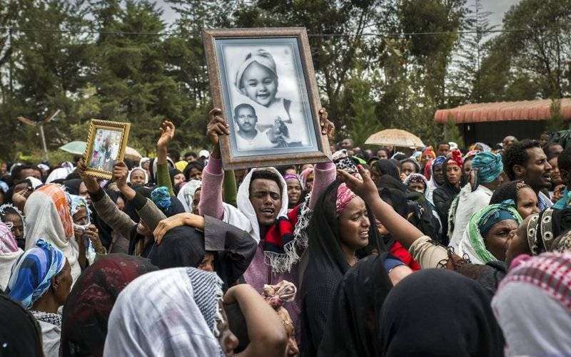 Elevan a 72 los muertos por una avalancha en basurero etíope