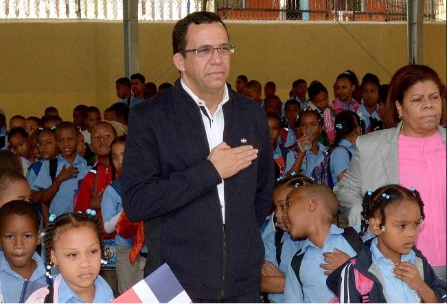 Ministro de Educación entrega centro educativo remodelado en sector La Ciénaga