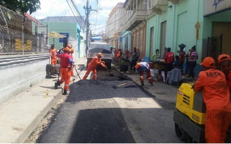 Obras Públicas desarrolla jornada de asfaltado y fumigación en Santiago