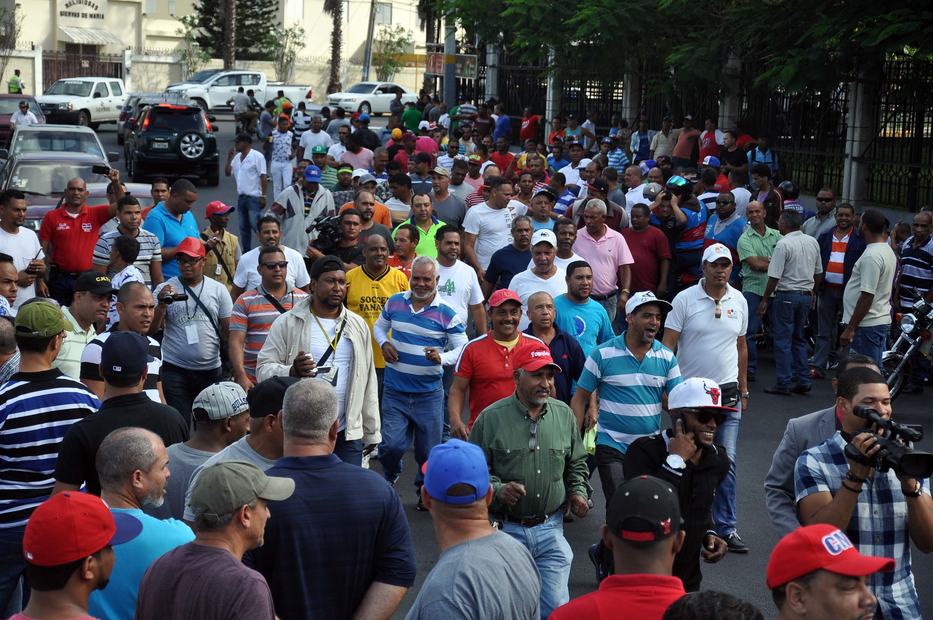 Conductores de conchos y taxistas marchan en contra de UBER